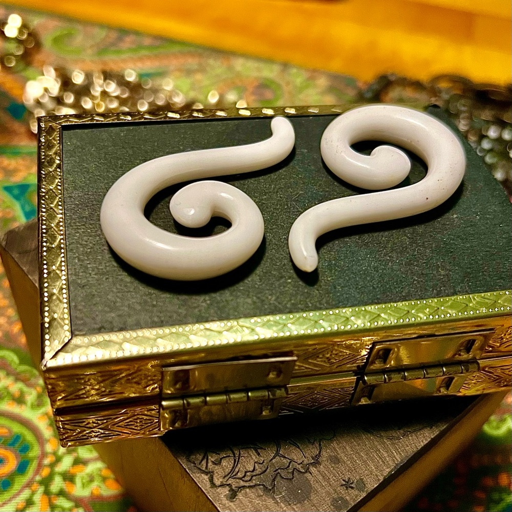 Size 0 gauge white acrylic spirals - Picture 1 of 2
